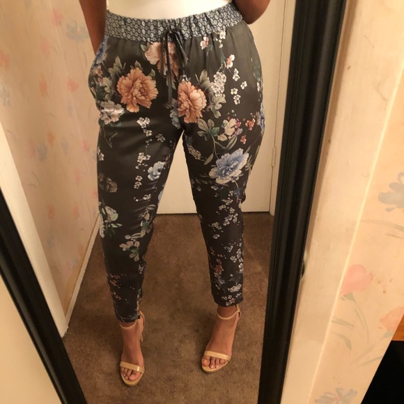 Oltre Pants - Women’s Italian made Floral Print cropped pants!